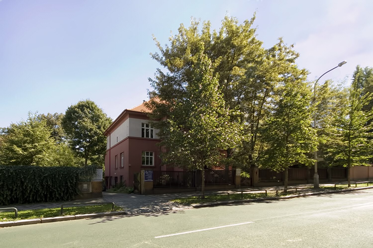 Vila v Bubenečské ulici, kde studio sídlí